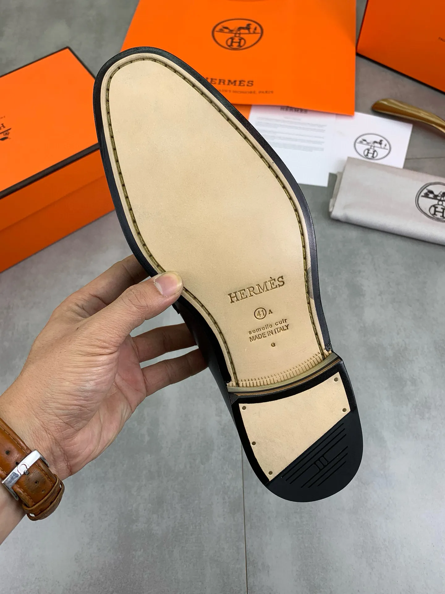 Factory price P960 💰Top version 💎💎💎 Original leather outsole Brand: Hermès (Hermès) Standard code: Men's size 39-44 (38, 45 can be customized) Grade: Same as the official website Original quality materials: Original soft calfskin Water-dyed cowhide lining Original Italian leather outsole Style categories: Men's fashion Formal casual leather shoes Slip-on men's shoes series Young fashion European and American trends, British style, colors: multiple options, counter packaging